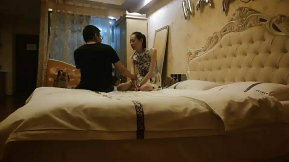 深夜约做指甲少妇张开双腿JB刚插入就开始淫荡起来了 深夜约做指甲少妇张开双腿JB刚插入就开始淫荡起来了