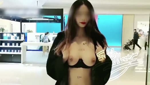 极品女神的户外露出的.